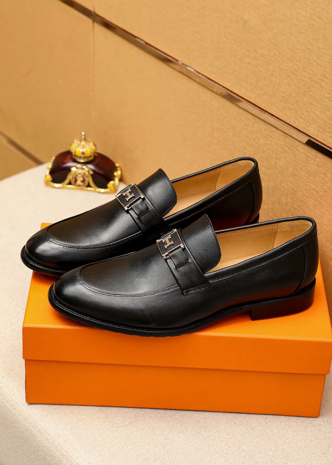 Men's shoes 💰442 💐 Product trademark: HERMES "Hermès" casual leather shoes Regular size: 38-44 (45🉑️customized) Product materials: Selected imported first-layer calfskin upper + luxury hardware buckle, imported water-dyed 🐂 cowhide lining. Strong three-dimensional visual effect, combined outsole Color: 1⃣️color optional